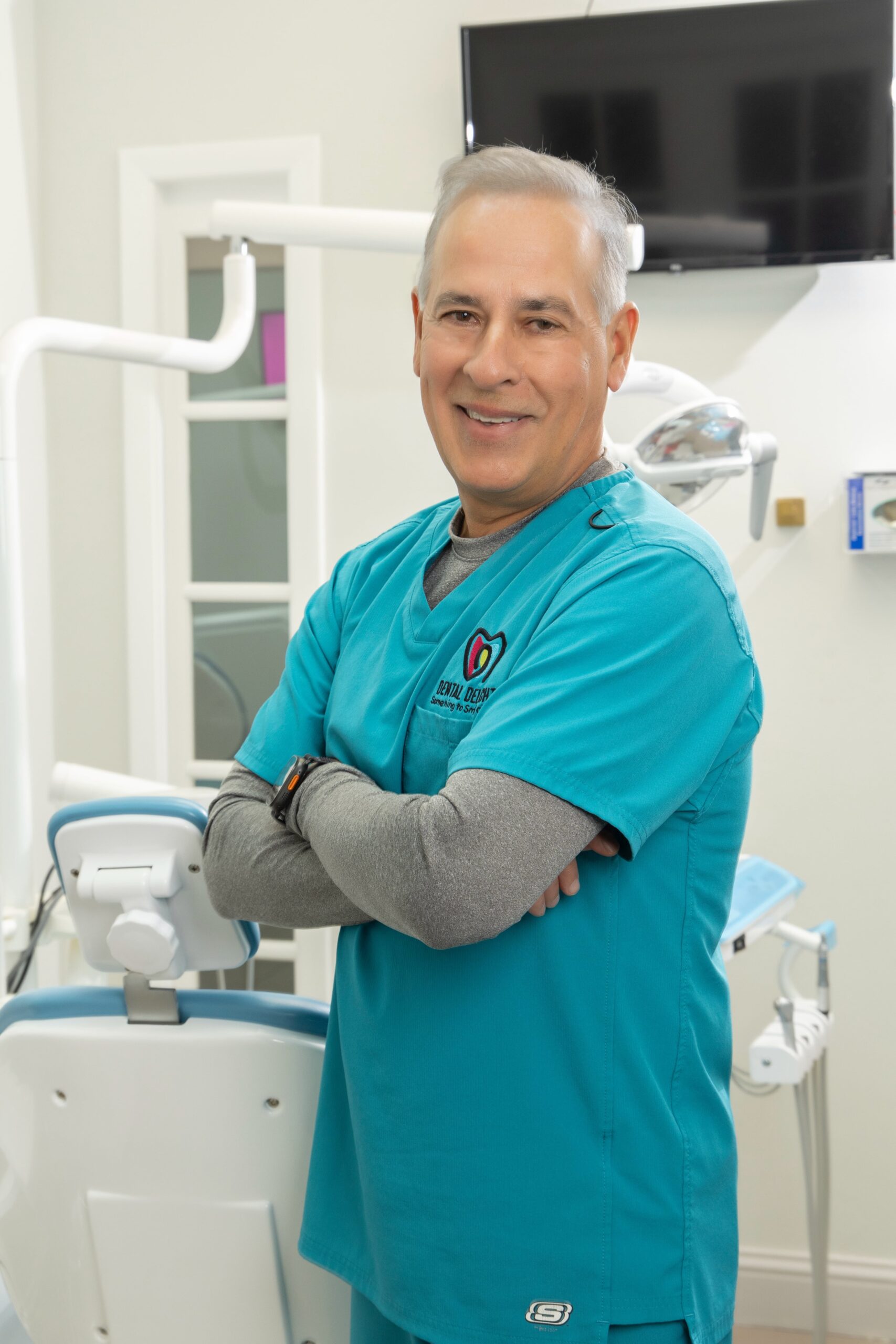 Dr. Miguel Reyes de Dental Delight en Hialeah, listo para recibir a sus pacientes en un ambiente moderno y familiar.