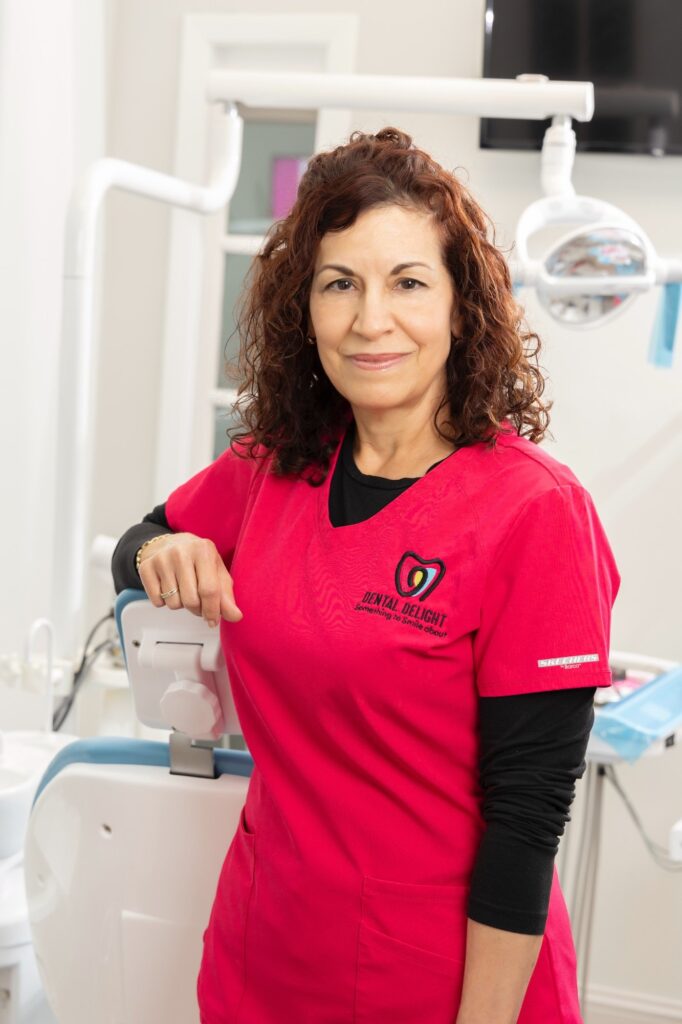 Miembro del equipo clínico en Dental Delight Hialeah atendiendo paciente.